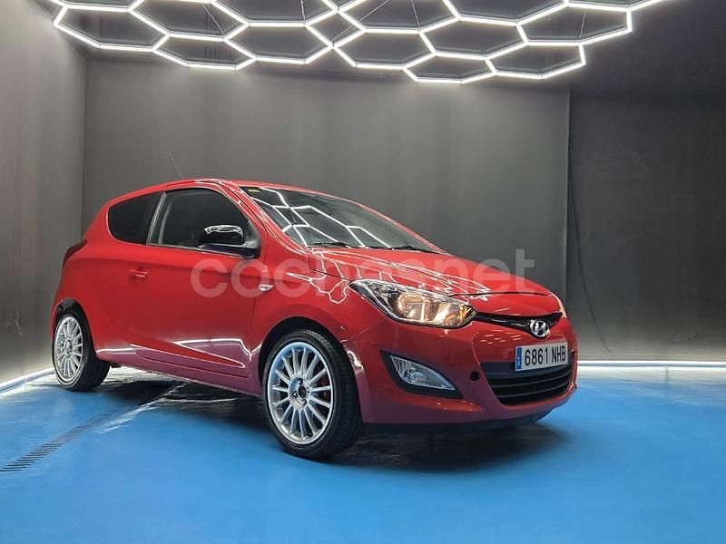 Usado Hyundai i20 Base 85 CV (62 kW) 2013 Rojo Berlina
