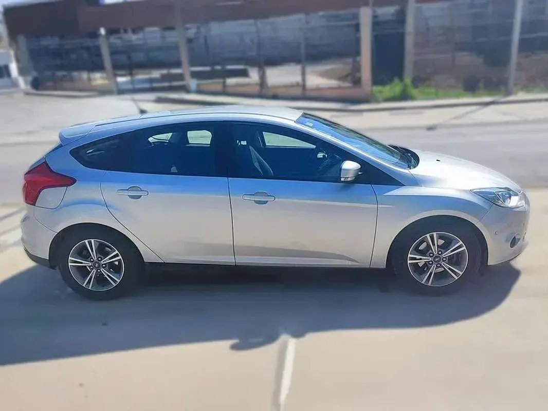 Usado Ford Focus Trend 115 CV (84 kW) 2014 Gris Utilitario