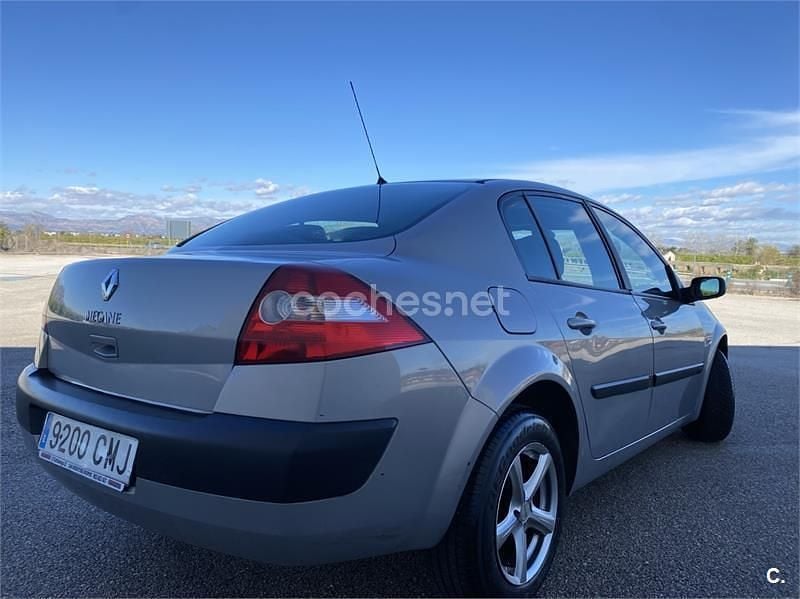 Usado Renault Mégane II Authentique 115 CV (84 kW) 2003 Gris / plata Berlina