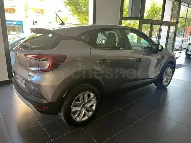 Usado Renault Captur Evolution 160 CV (117 kW) 2022 Gris / plata SUV
