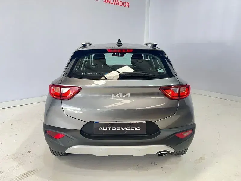 Usado Kia Stonic 101 CV (74 kW) 2023 Gris / plata SUV