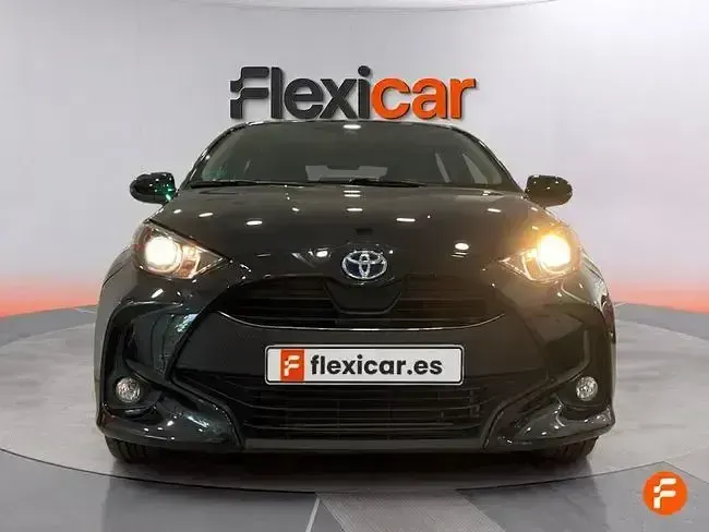 Usado Toyota Yaris Hybrid Active 116 CV (85 kW) 2022 Negro