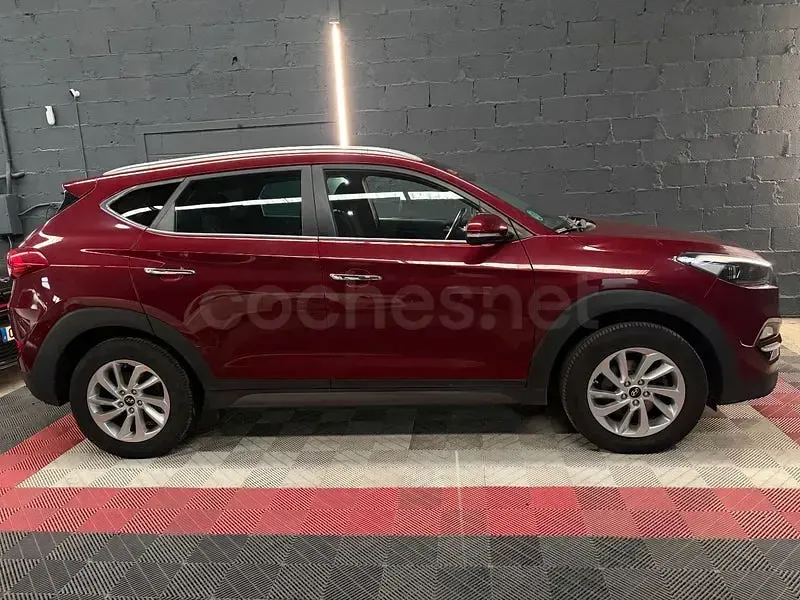 Usado Hyundai Tucson 136 CV (100 kW) 2016 Granate SUV