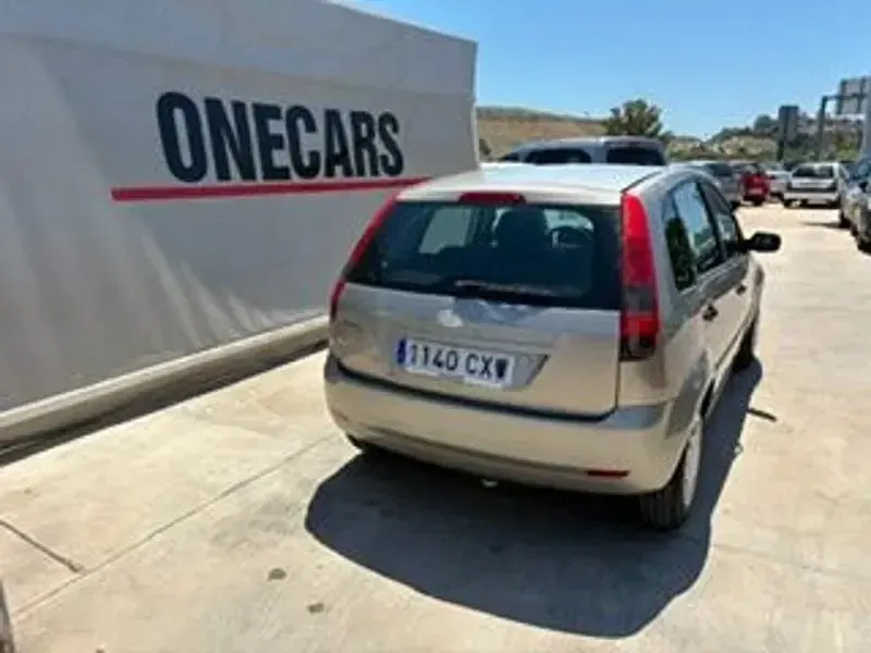 Usado Ford Fiesta Ghia 80 CV (58 kW) 2004 Beige Utilitario