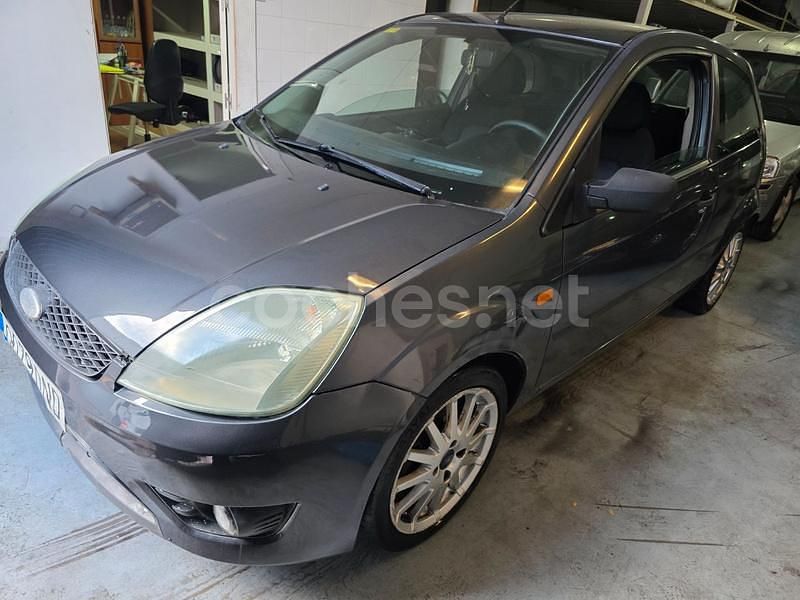 Usado Ford Fiesta Sport 90 CV (66 kW) 2005 Gris / plata Coupe