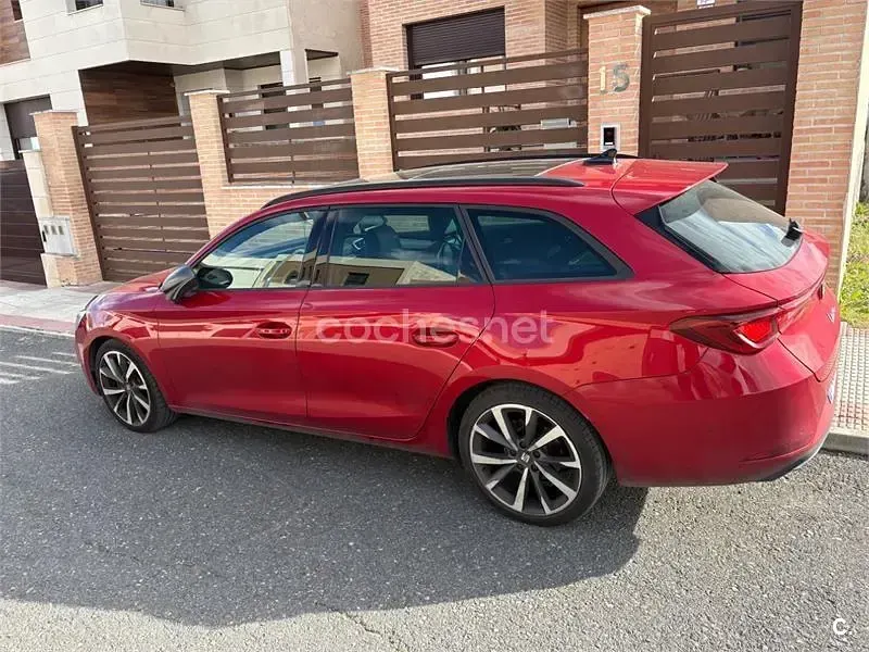 Usado Seat Leon FR 150 CV (110 kW) 2021 Granate Familiar