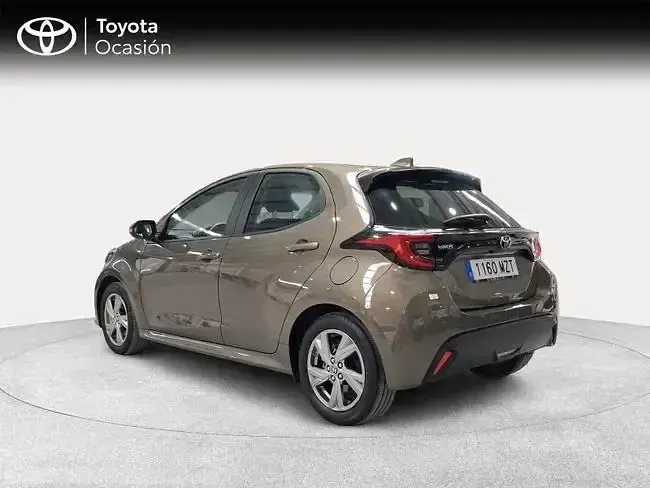 Usado Toyota Yaris Active 116 CV (85 kW) 2025 Marrón Utilitario