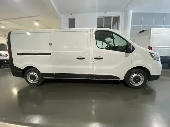 Begagnad Nissan Primastar 110 HK (80 kW) 2022 Vit Minibuss