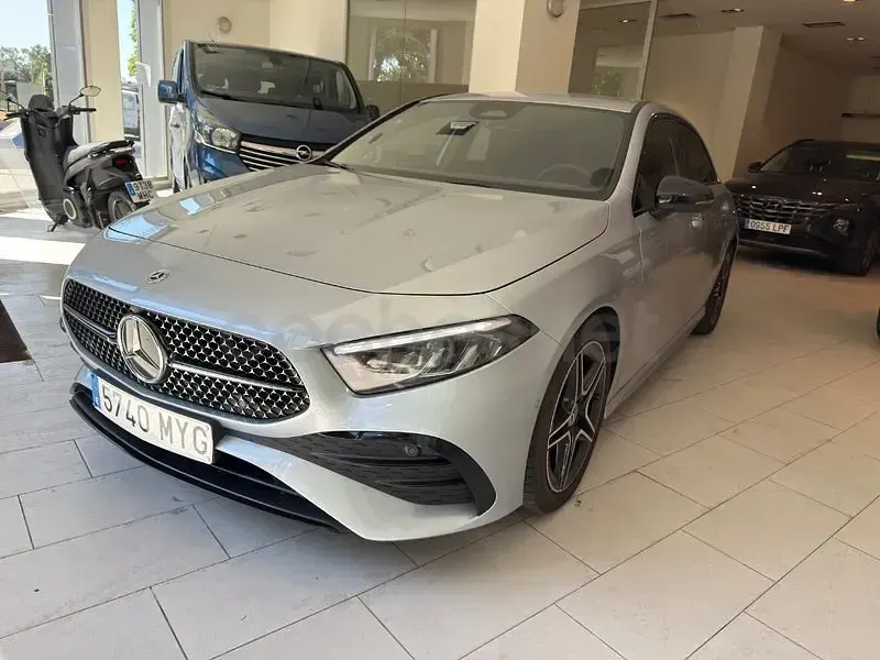 Usado Mercedes A200 150 CV (110 kW) 2025 Gris / plata Berlina