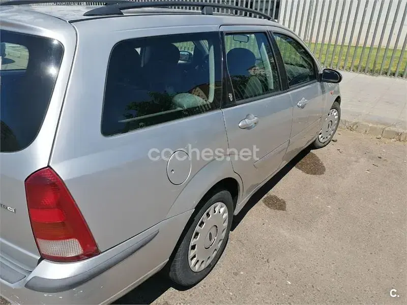 Usado Ford Focus Ghia 115 CV (84 kW) 2003 Gris / plata Familiar