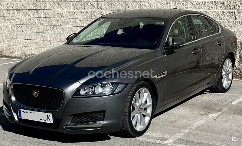 Usado Jaguar XF Prestige 180 CV (132 kW) 2015 Gris / plata Berlina