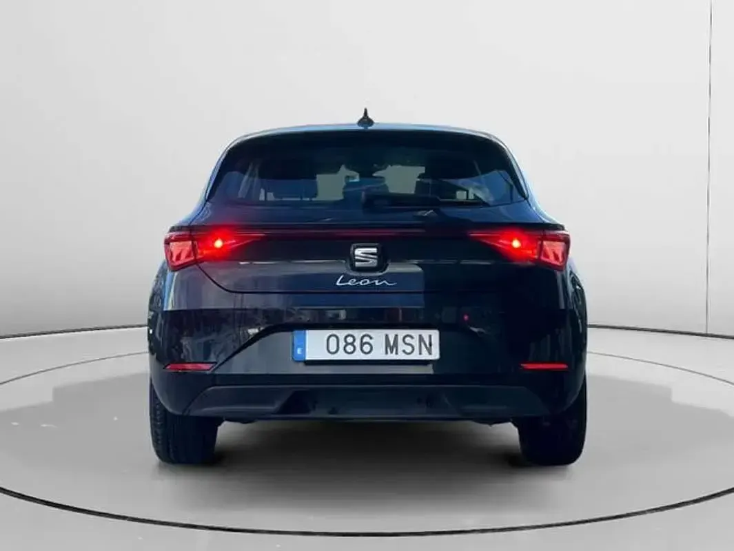 Usado Seat Leon Style 110 CV (80 kW) 2024 Negro Utilitario