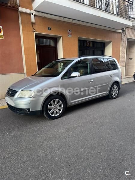 Usado VW Touran Advance 140 CV (102 kW) 2005 Gris / plata Monovolumen