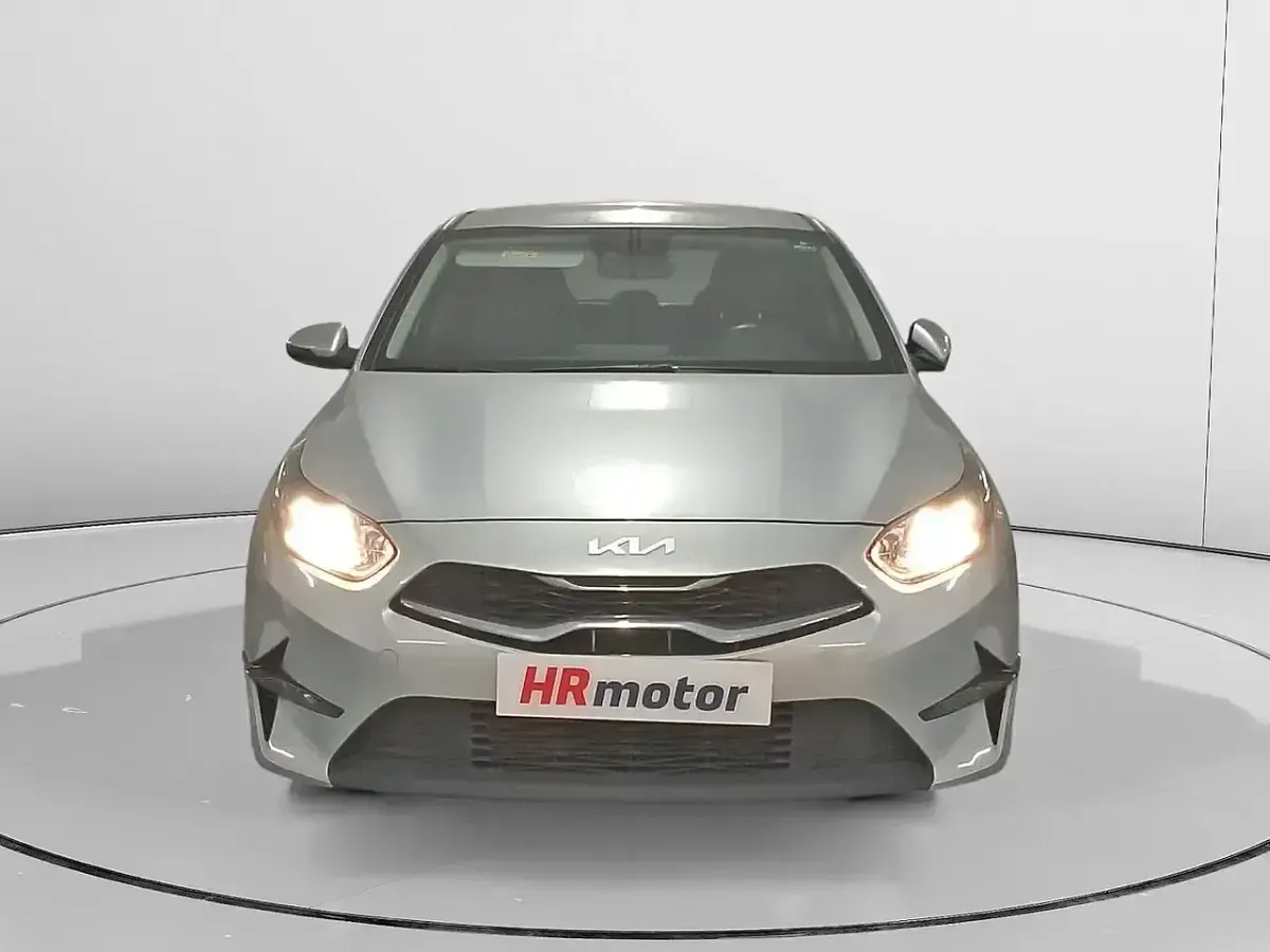 Usado Kia Ceed 101 CV (74 kW) 2023 Gris / plata Utilitario