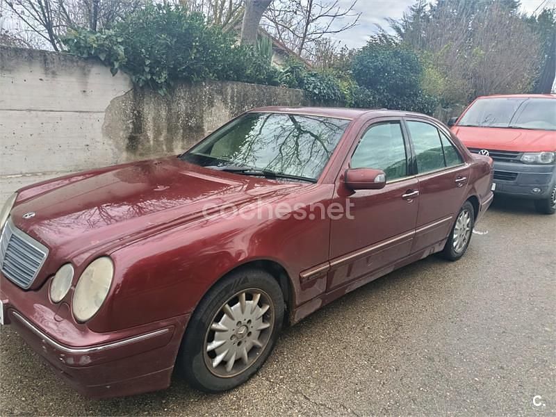Usado Mercedes E220 Elegance 143 CV (105 kW) 2001 Rojo Berlina