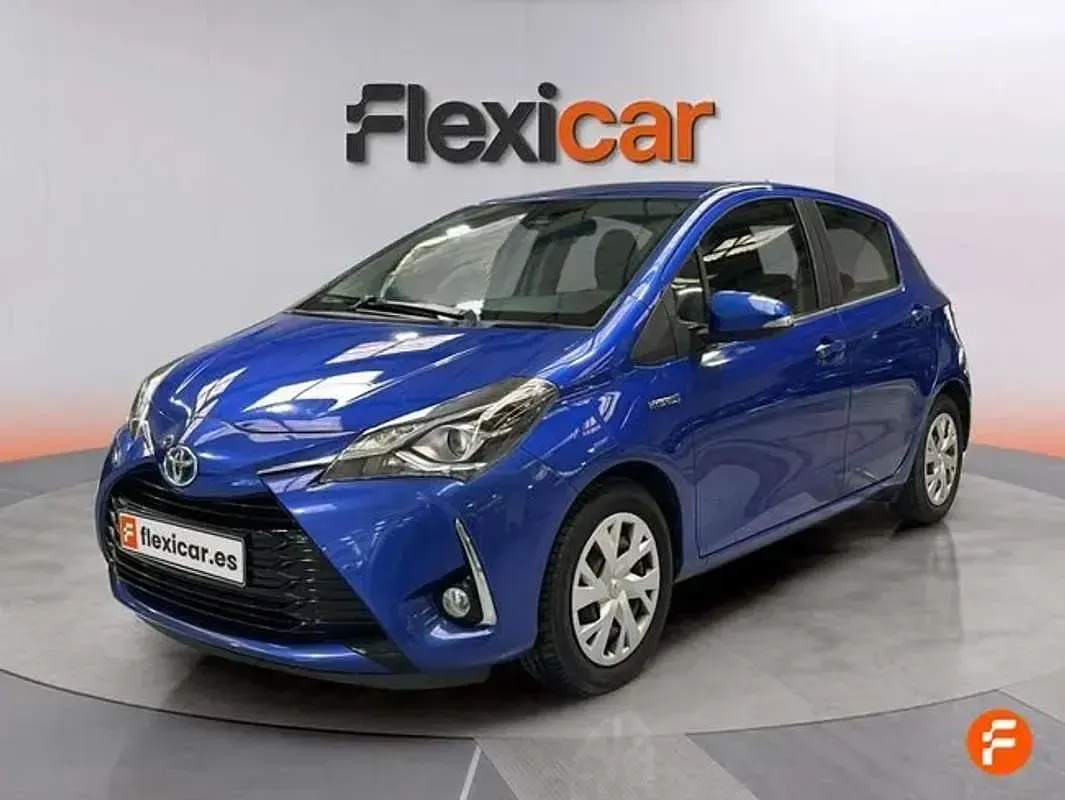 Usado Toyota Yaris Active 99 CV (72 kW) 2020 Azul Utilitario
