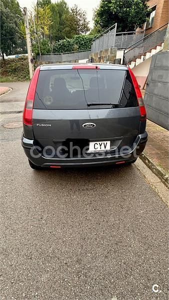 Usado Ford Fusion 100 CV (73 kW) 2004 Gris / plata Berlina