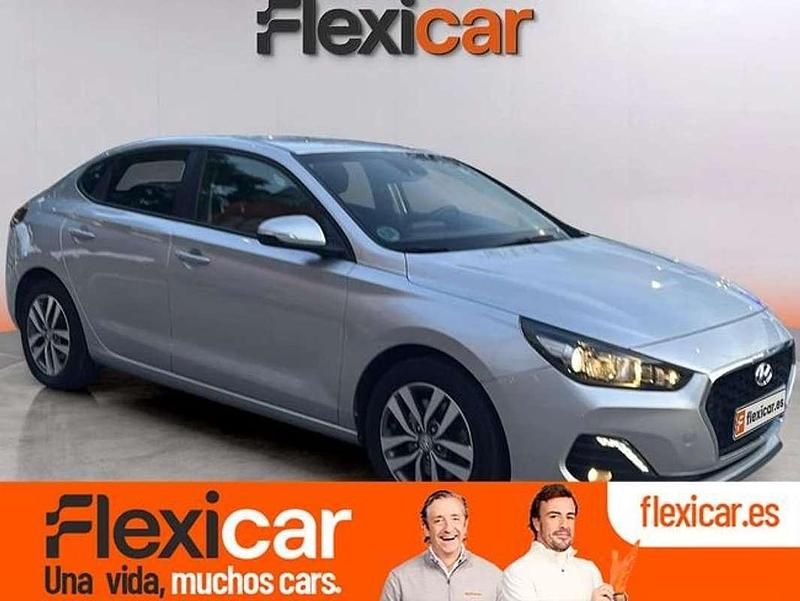 Usado Hyundai i30 120 CV (88 kW) 2019 Gris Berlina