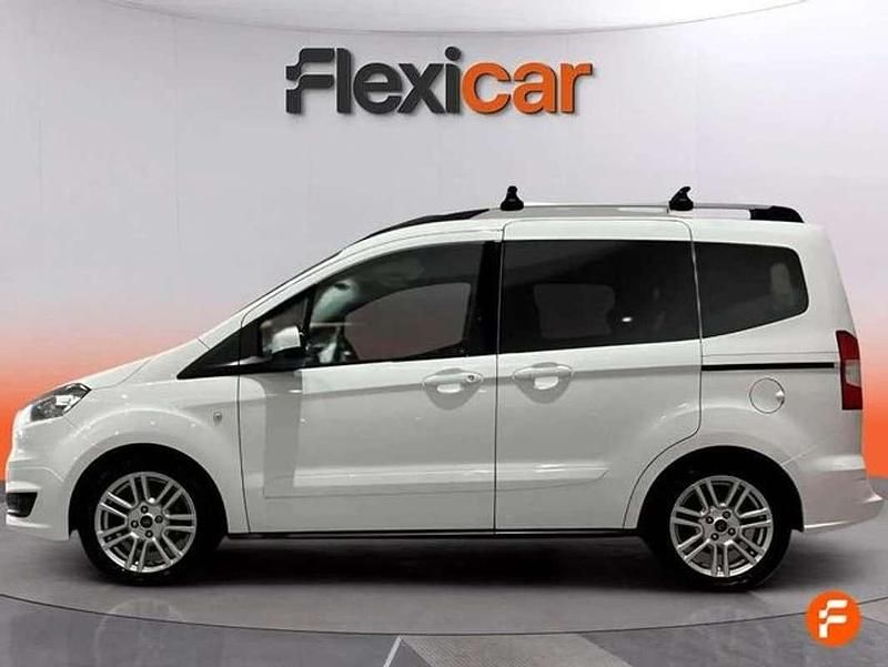 Usado Ford Tourneo Courier Ambiente 102 CV (75 kW) 2015 Blanco Monovolumen