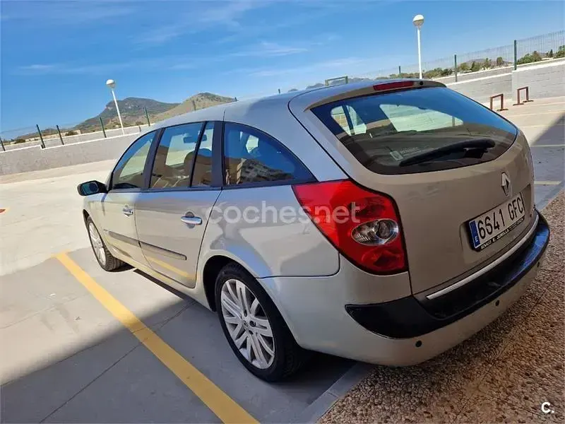 Usado Renault Laguna III Expression 130 CV (95 kW) 2008 Verde Familiar