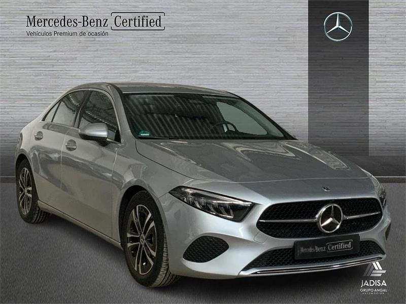 Usado Mercedes A180 136 CV (100 kW) 2024 Gris Berlina