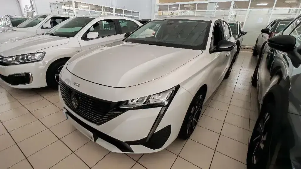 Usado Peugeot 308 Allure 130 CV (95 kW) 2022 Otro Berlina