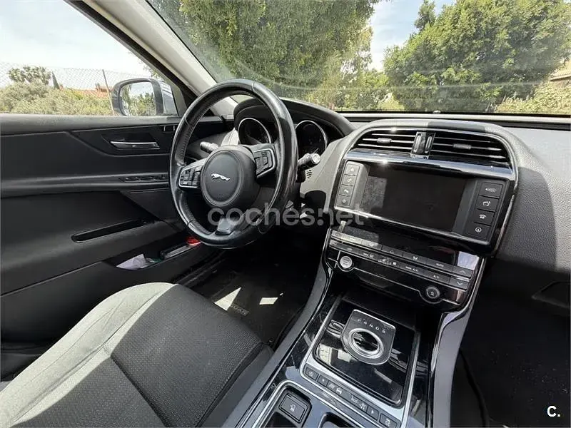 Usado Jaguar XE R-Sport 180 CV (132 kW) 2018 Blanco Berlina