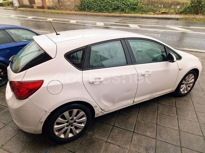 Usado Opel Astra Enjoy 110 CV (80 kW) 2010 Blanco Berlina