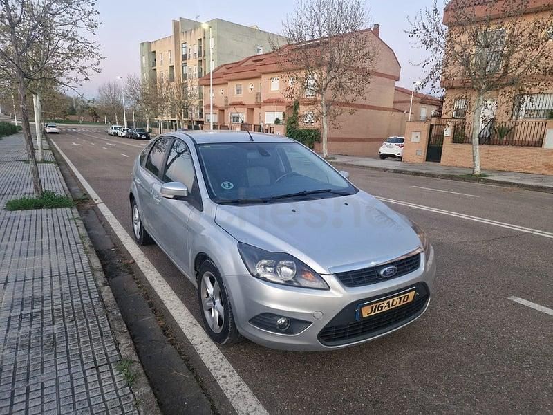 Usado Ford Focus Titanium 136 CV (100 kW) 2010 Gris / plata Berlina