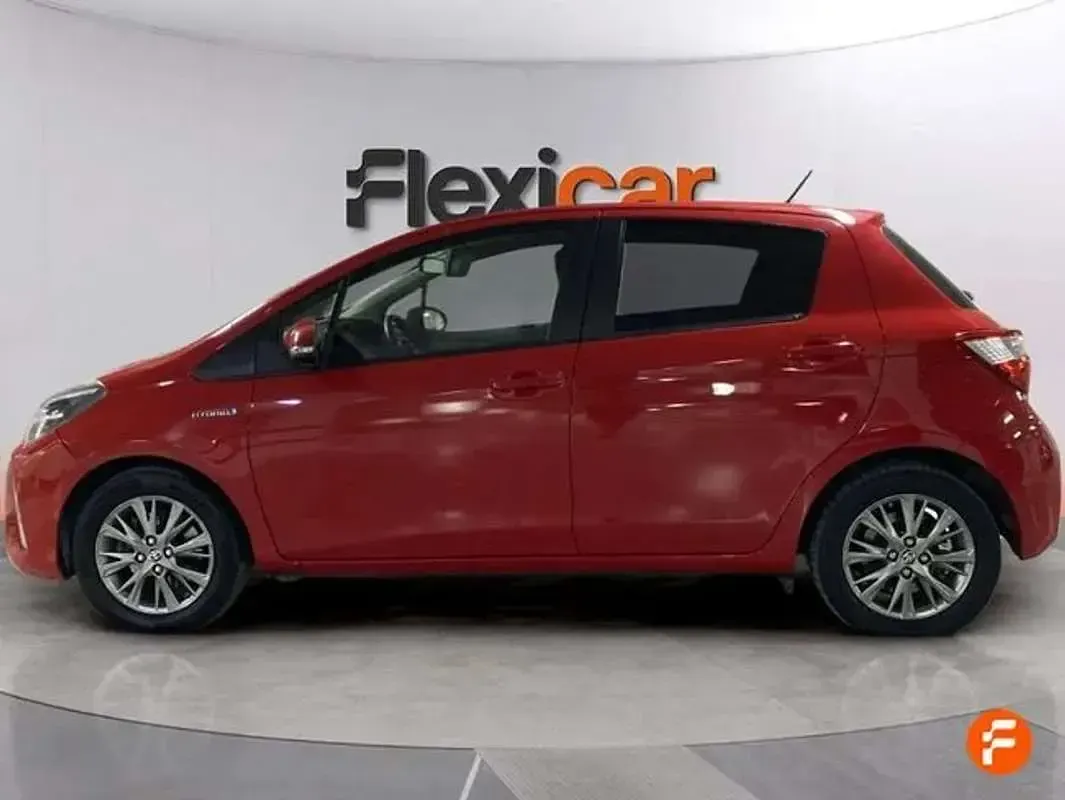Usado Toyota Yaris Hybrid Active 99 CV (72 kW) 2018 Rojo Utilitario
