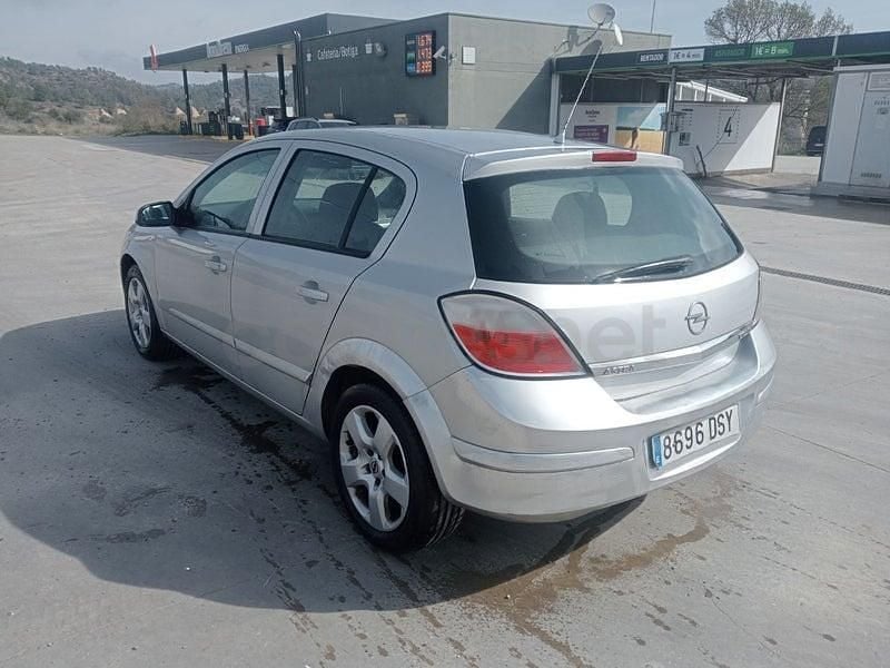 Usado Opel Astra Cosmo 100 CV (73 kW) 2006 Gris / plata Berlina