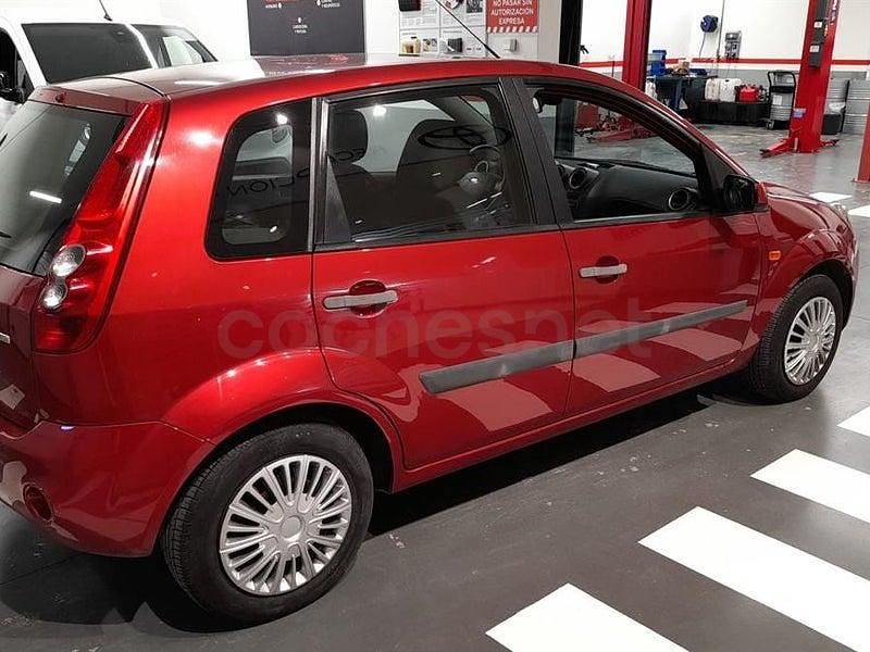 Usado Ford Fiesta Ghia 68 CV (50 kW) 2006 Granate Utilitario