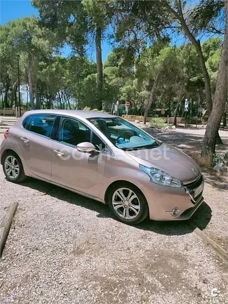Usado Peugeot 208 Allure 120 CV (88 kW) 2013 Beige Utilitario