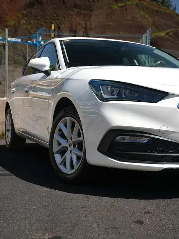 Usado Seat Leon Style 110 CV (80 kW) 2021 Blanco Utilitario