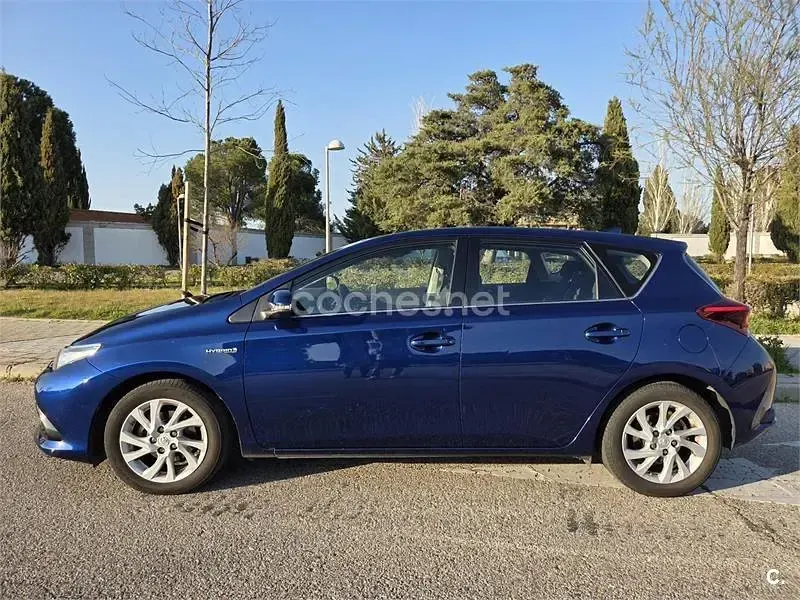 Usado Toyota Auris Hybrid Active 136 CV (100 kW) 2016 Azul Berlina