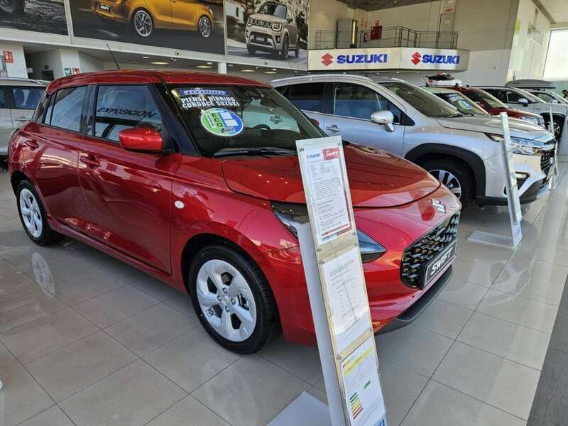 Usado Suzuki Swift 83 CV (61 kW) 2024 Rojo Utilitario