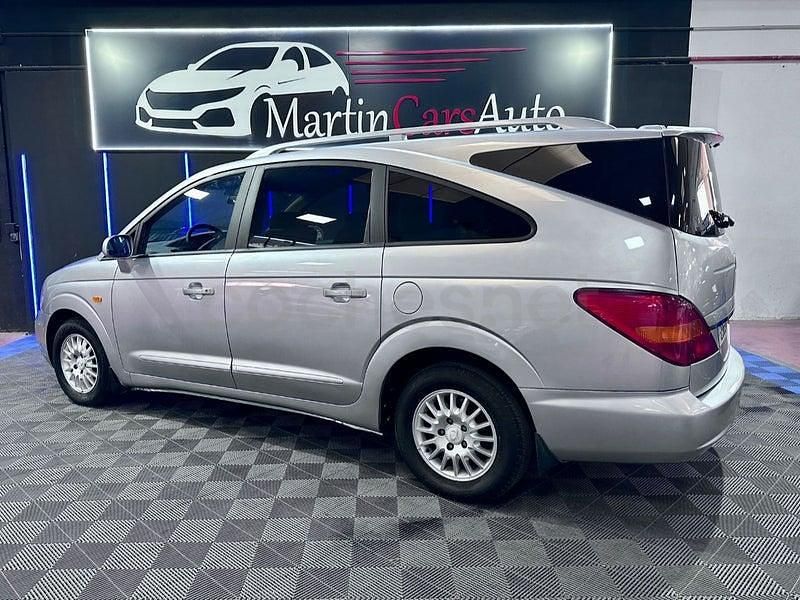 Usado Ssangyong (KGM) Rodius 165 CV (121 kW) 2010 Gris / plata Monovolumen