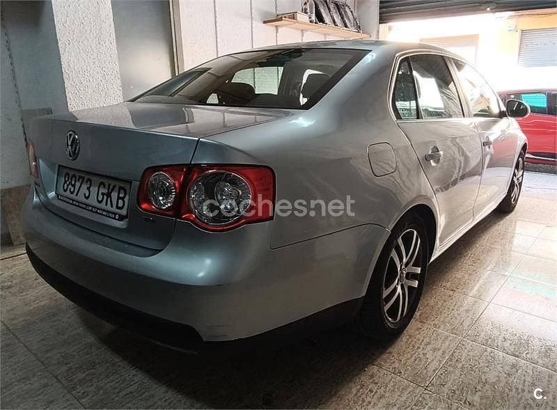 Usado VW Jetta Edition 105 CV (77 kW) 2009 Gris / plata Berlina