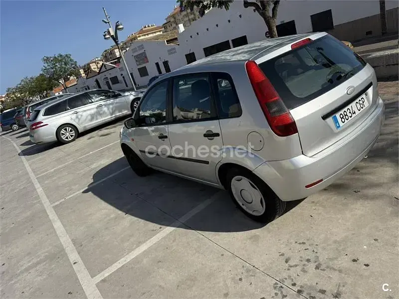 Usado Ford Fiesta Trend 68 CV (50 kW) 2003 Gris / plata Utilitario