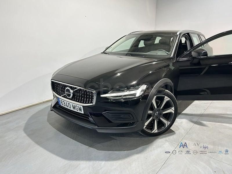 Usado Volvo V60 CC Core 197 CV (144 kW) 2023 Negro Familiar