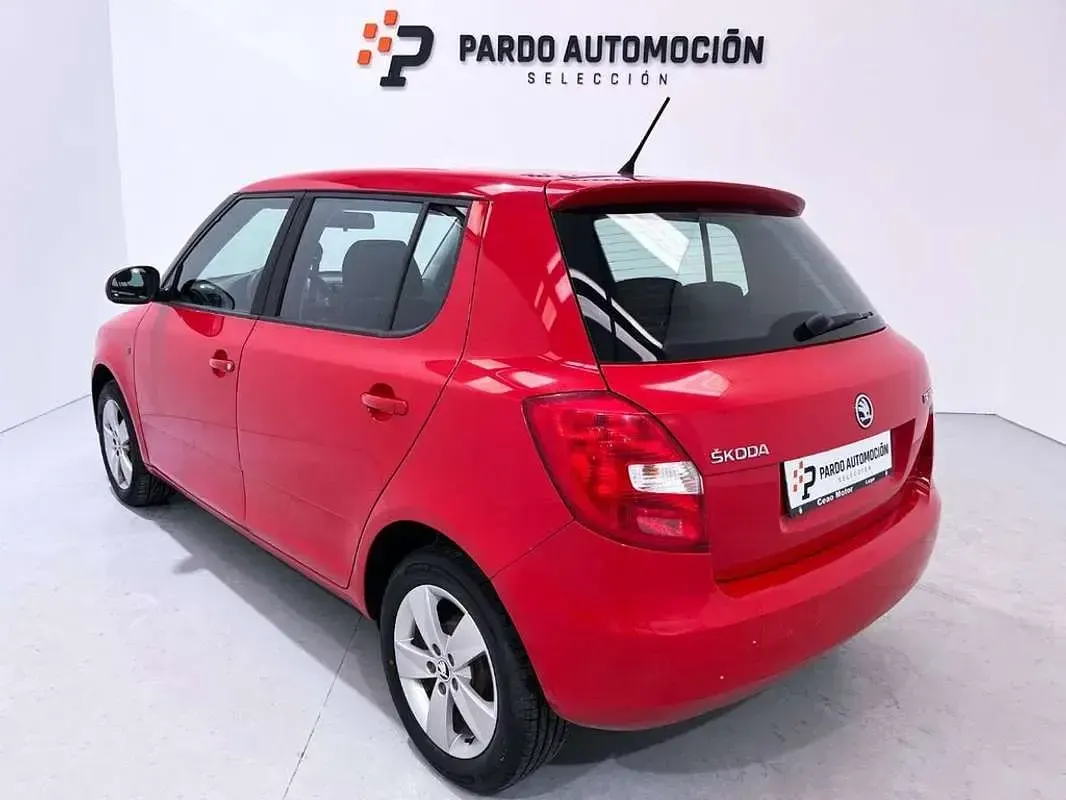 Usado Skoda Fabia 69 CV (50 kW) 2014 Rojo Utilitario