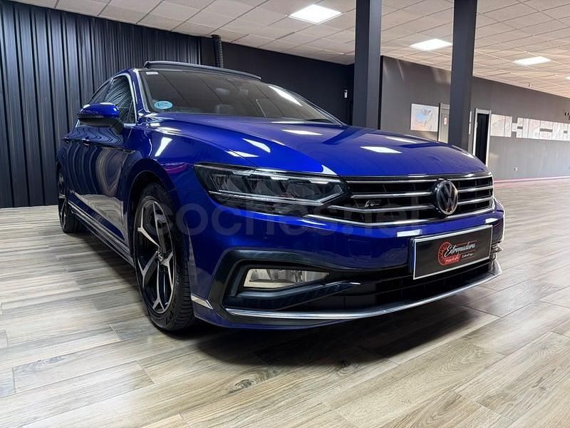 Usado VW Passat R-line 150 CV (110 kW) 2021 Azul Berlina