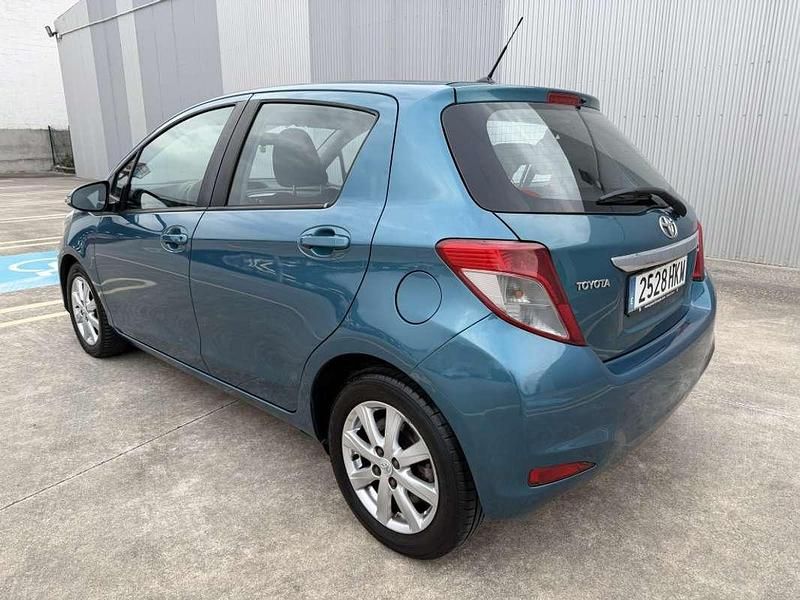 Usado Toyota Yaris Active 90 CV (66 kW) 2012 Verde Utilitario