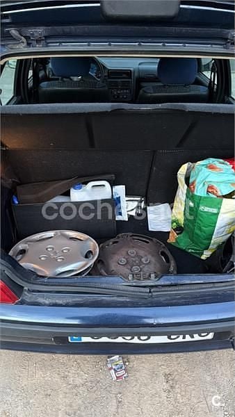 Usado Peugeot 106 58 CV (42 kW) 2003 Azul Utilitario