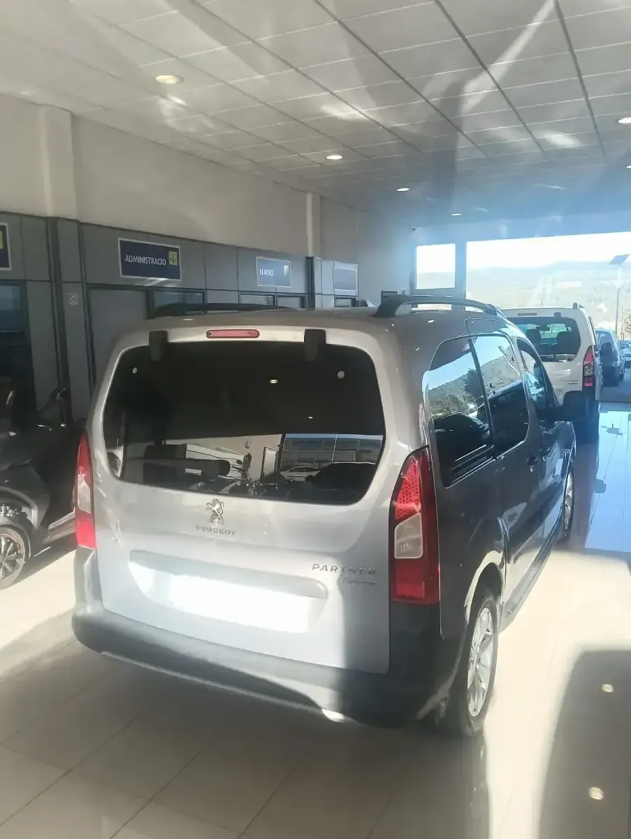 Usado Peugeot Partner Tepee 110 CV (80 kW) 2018 Gris Monovolumen