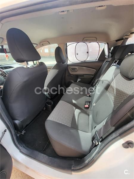 Usado Toyota Yaris Active 99 CV (72 kW) 2015 Blanco Utilitario