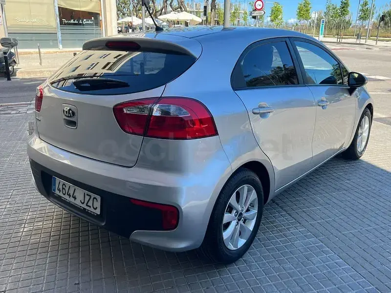 Usado Kia Rio 84 CV (61 kW) 2017 Gris / plata Berlina
