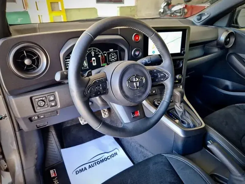 Usado Toyota Yaris 276 CV (202 kW) 2024 Gris / plata Utilitario