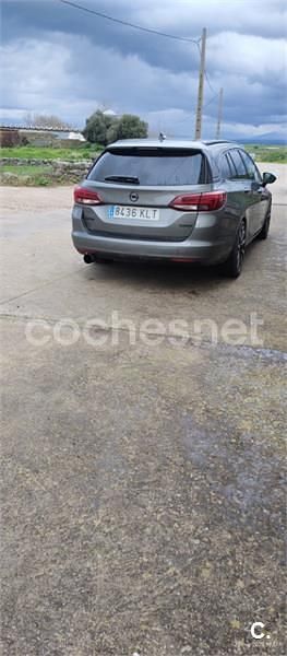 Usado Opel Astra Excellence 150 CV (110 kW) 2018 Gris / plata Familiar