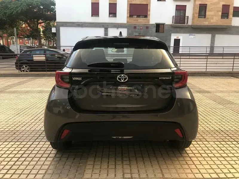 Usado Toyota Yaris Hybrid Active 116 CV (85 kW) 2022 Blanco Berlina